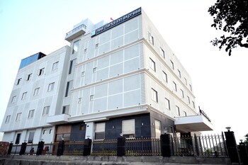 neel clarks inn express agra