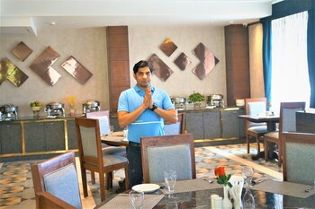 neel clarks inn express agra