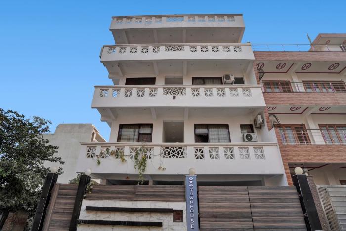 collection o samira residency near botanic garden of indian republic