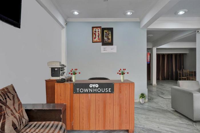 collection o samira residency near botanic garden of indian republic