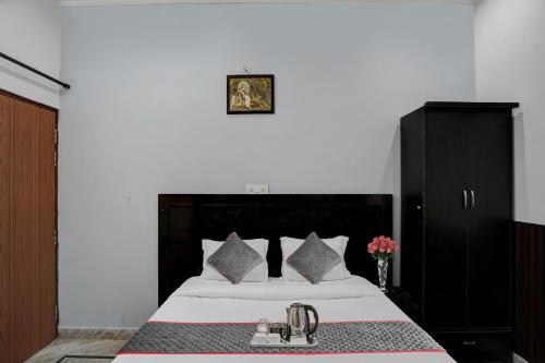 collection o samira residency near botanic garden of indian republic