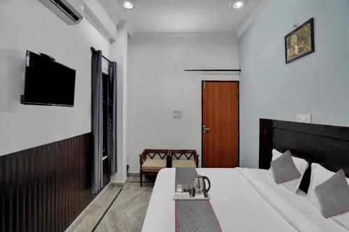 collection o samira residency near botanic garden of indian republic