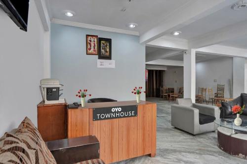 collection o samira residency near botanic garden of indian republic