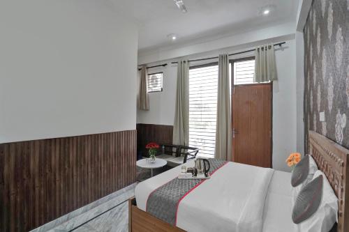 collection o samira residency near botanic garden of indian republic