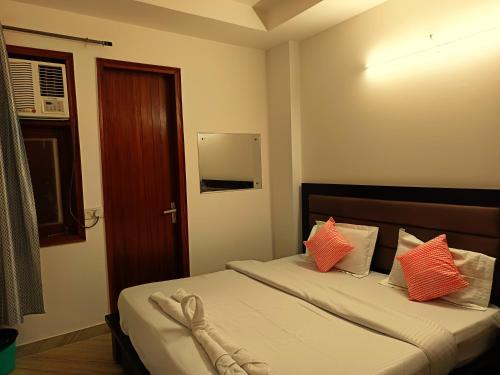 Sapphire Home Stay  @ Nizamuddin Railway Station,,4 star