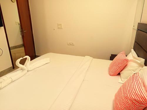 Sapphire Home Stay  @ Nizamuddin Railway Station,,4 star