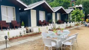 Hillarious Manali,,3 star