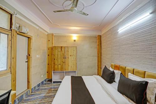super sector 64 umen hotel nearby aadarsh pariksha kendra