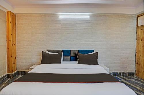 super sector 64 umen hotel nearby aadarsh pariksha kendra