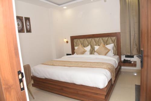 hotel lawang signage