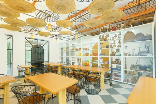 Kafal Pako Resort - Luxury Mountain View Stay In Mukteshwar,,4 star