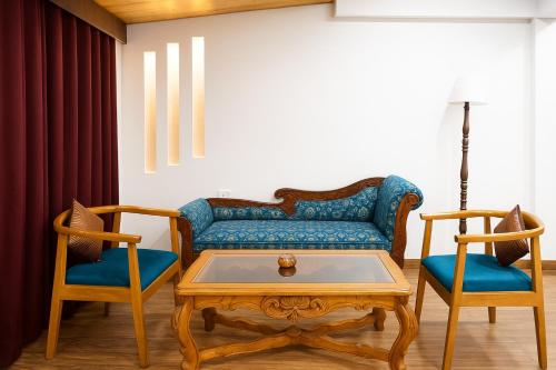 kafal pako resort luxury mountain view stay in mukteshwar