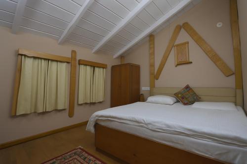 kafal pako resort luxury mountain view stay in mukteshwar