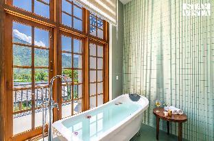 stayvista at the oakridge with jacuzzi and balcony