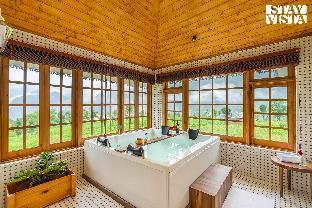stayvista at the oakridge with jacuzzi and balcony