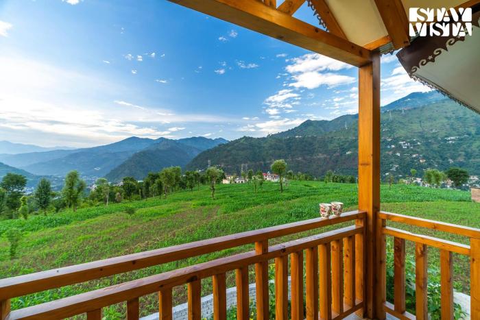 stayvista at the oakridge with jacuzzi and balcony