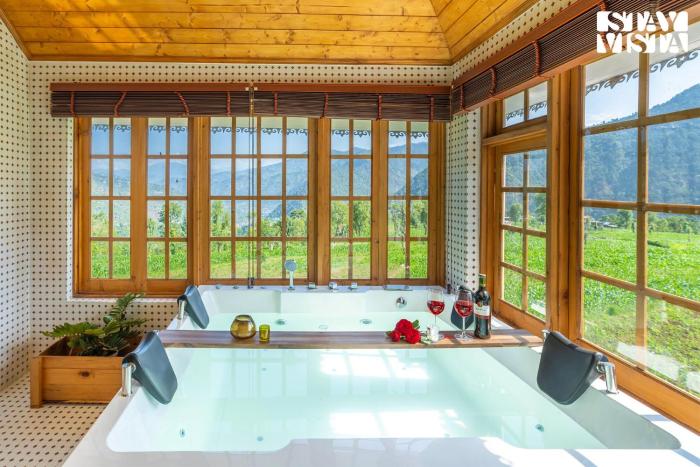 stayvista at the oakridge with jacuzzi and balcony