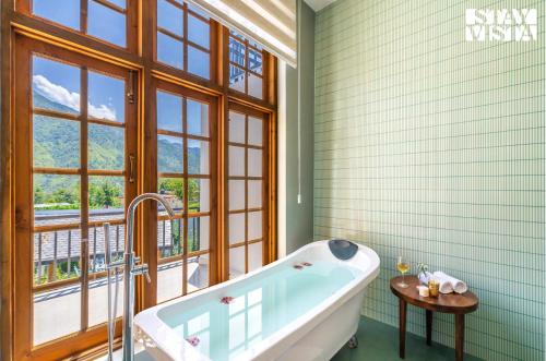 stayvista at the oakridge with jacuzzi and balcony