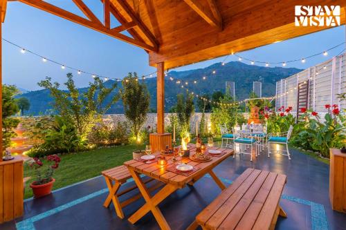 stayvista at the oakridge with jacuzzi and balcony