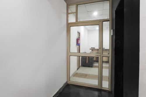 hotel o noida sky suites sector 44 near botanical metro