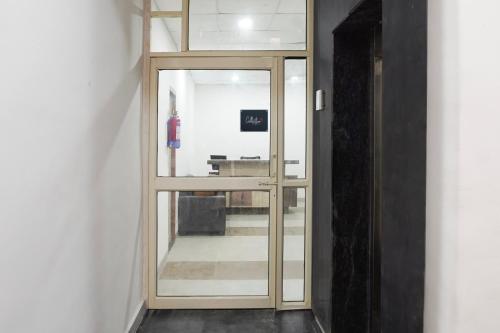 hotel o noida sky suites sector 44 near botanical metro