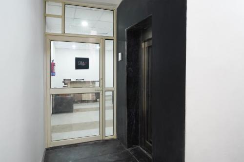 hotel o noida sky suites sector 44 near botanical metro