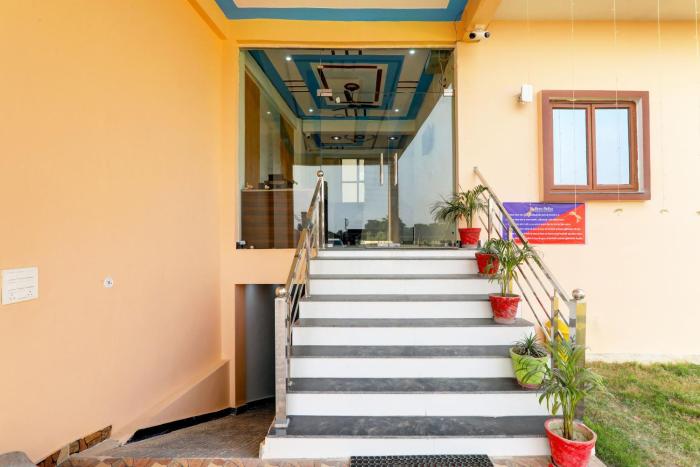 hotel o regalia palace and lawn