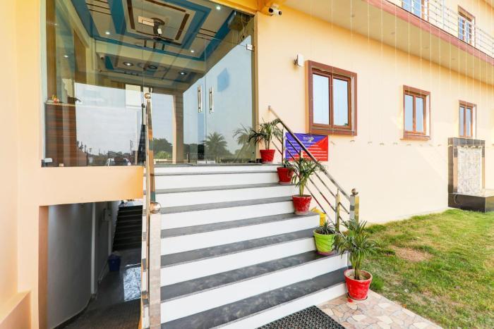 hotel o regalia palace and lawn