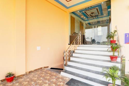 hotel o regalia palace and lawn