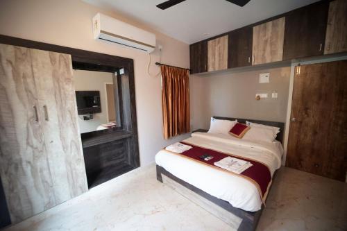 shanthi service apartment