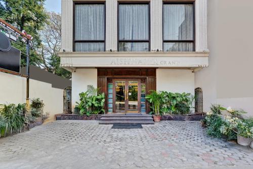 treebo aishwarya grand 4 km from promenade beach