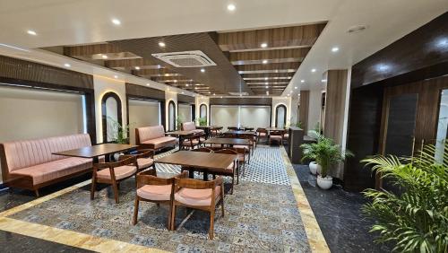 hotel sainik grand