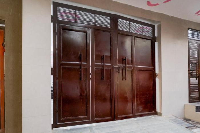 hotel the arrow near paschim vihar
