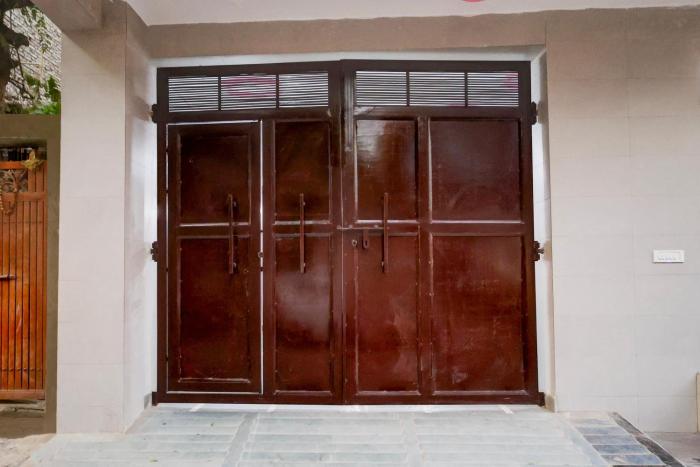 hotel the arrow near paschim vihar