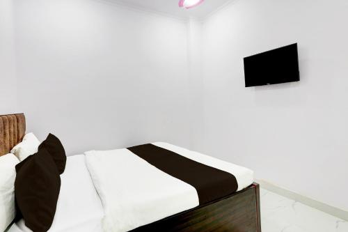 hotel the arrow near paschim vihar