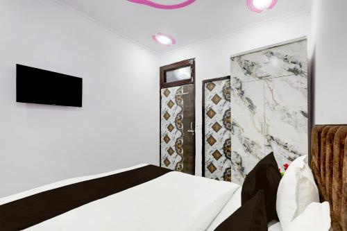 hotel the arrow near paschim vihar