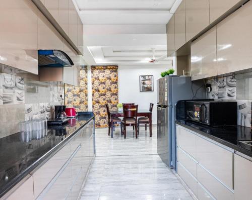 the cozy comfort near taj 3br by homeyhuts