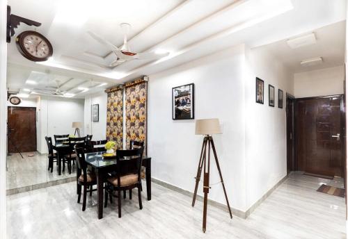 the cozy comfort near taj 3br by homeyhuts