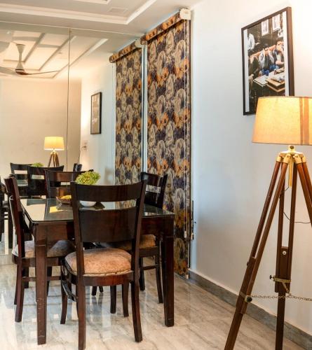 the cozy comfort near taj 3br by homeyhuts