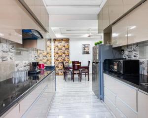 the cozy comfort near taj 3br by homeyhuts