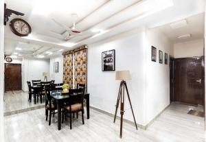the cozy comfort near taj 3br by homeyhuts
