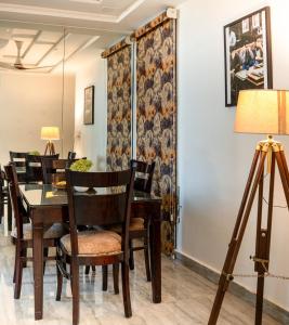 the cozy comfort near taj 3br by homeyhuts