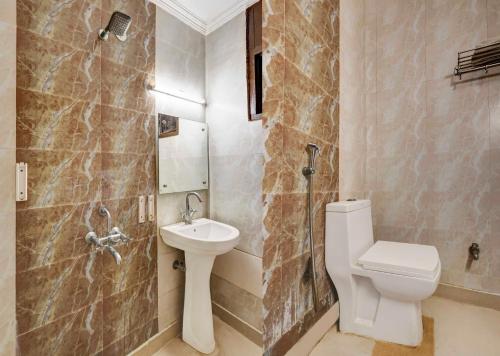 townhouse super anmol residency near saket metro delhi