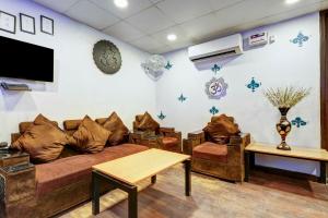 townhouse super anmol residency near saket metro delhi