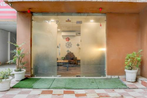 townhouse super anmol residency near saket metro delhi