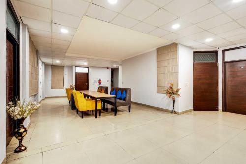 townhouse super anmol residency near saket metro delhi