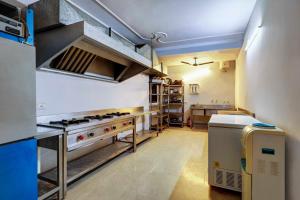 townhouse super anmol residency near saket metro delhi