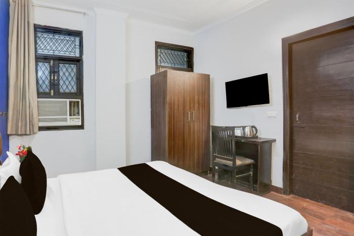 townhouse super anmol residency near saket metro delhi