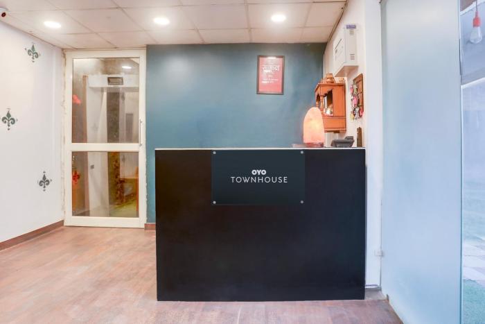 townhouse super anmol residency near saket metro delhi