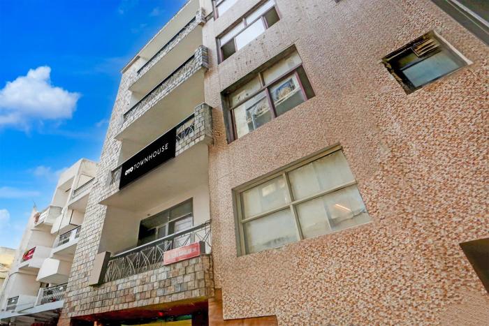 townhouse super anmol residency near saket metro delhi